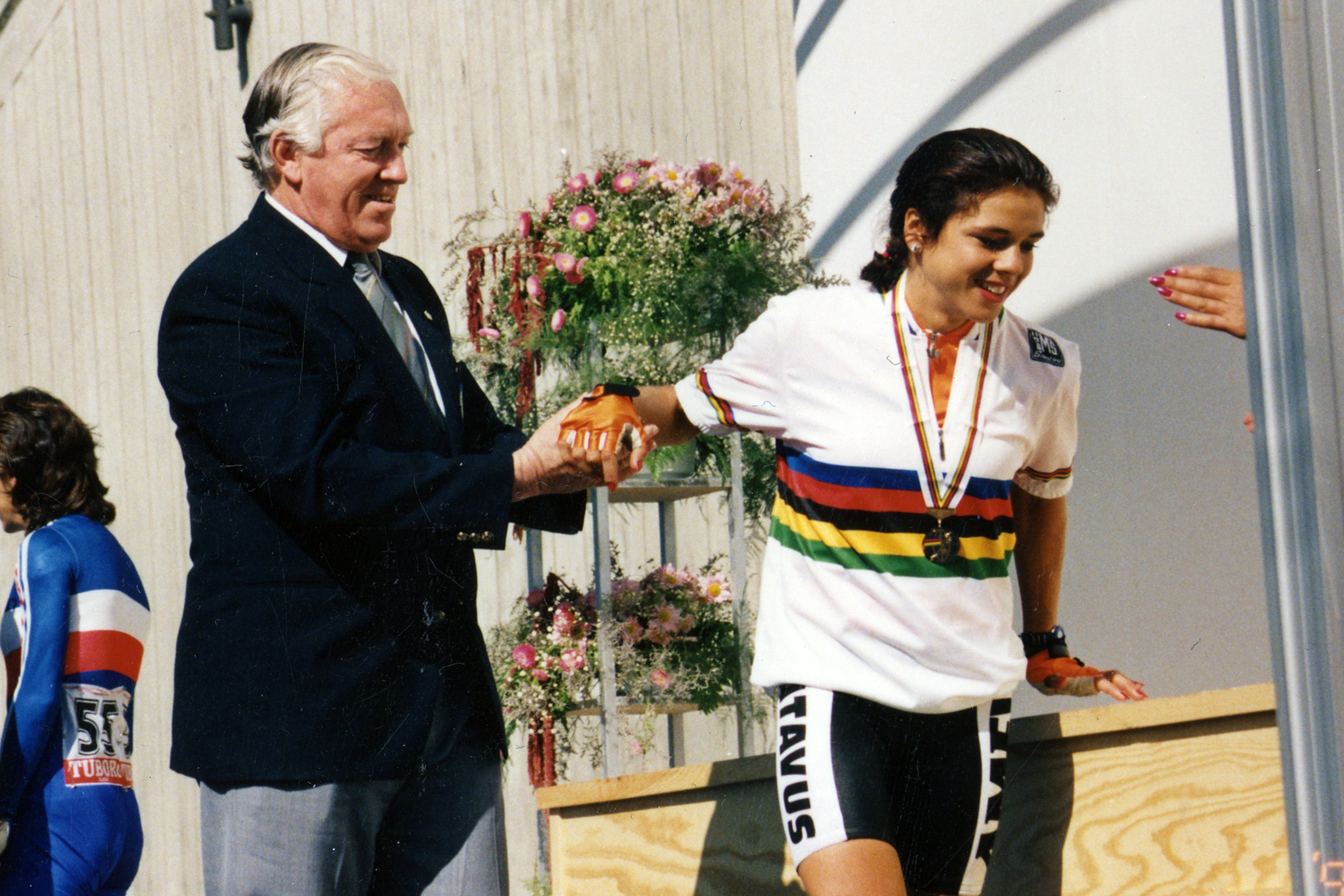 Ray Godkin presenting the rainbow jersey of road race world champion to Leontien Zijlaard-van Moorsel of the Netherlands in 1993